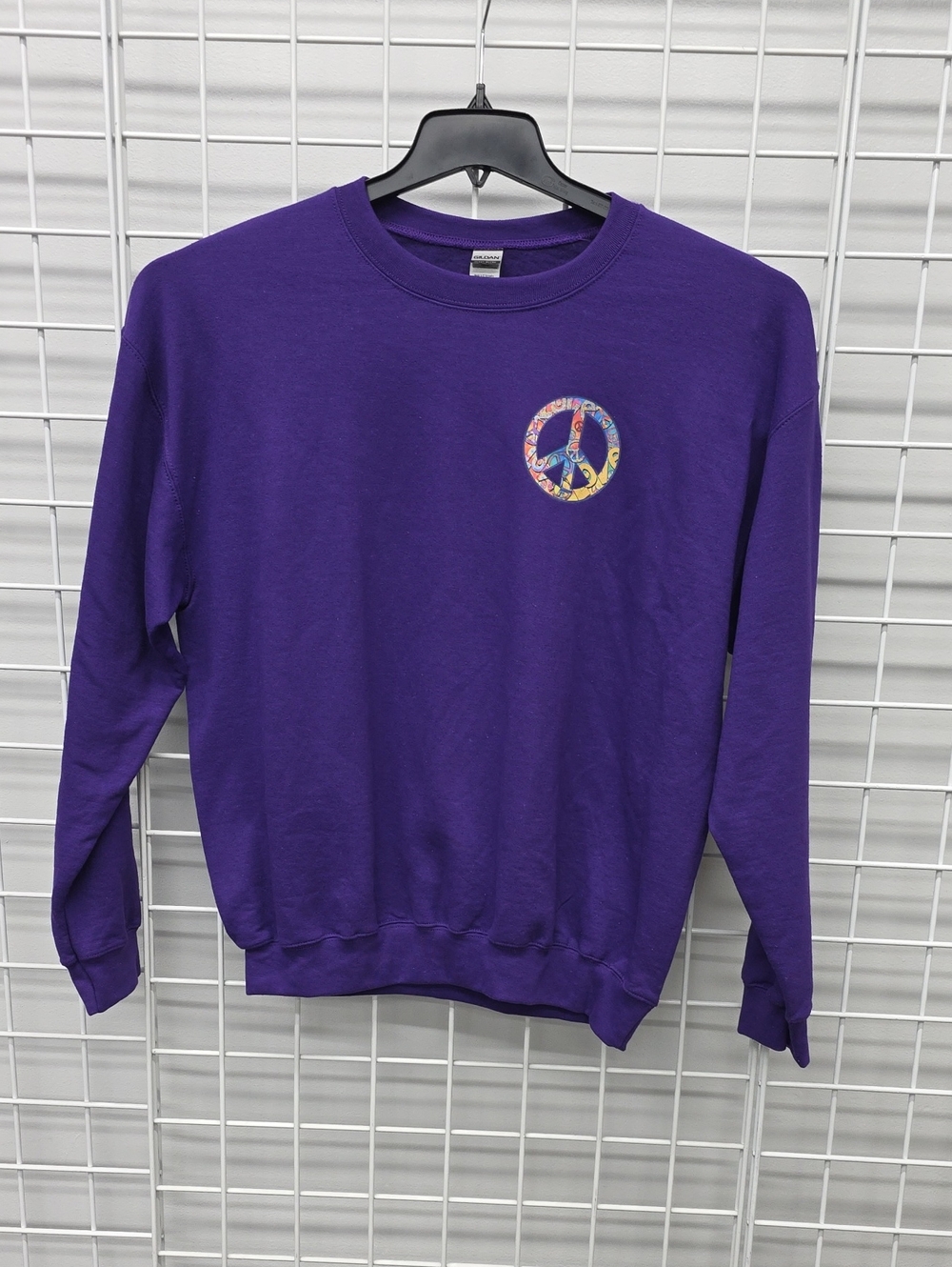Gildan Purple Crewneck Sweatshirt with Multicolor Peace Love Basketball Size L